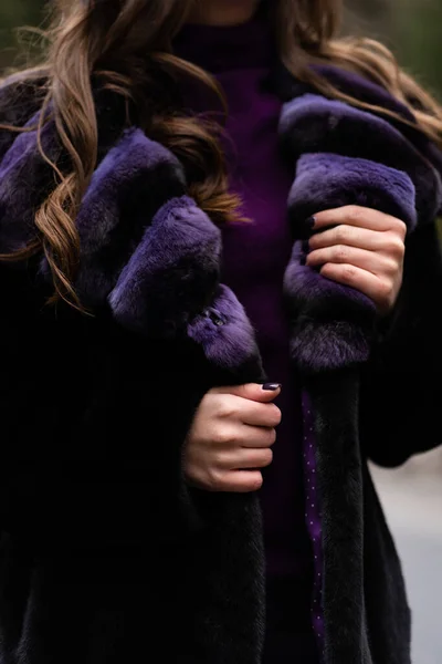 Дівчина показує на камеру стильний светр, фіолетове модне хутро. Концепція хутра та моди. Прекрасні люди. обрізане зображення. Жіноча концепція моди . — стокове фото