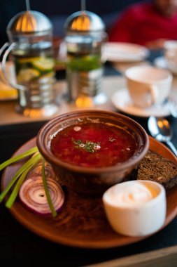 Borş, borç, borş, borş. Doğu ve Orta Avrupa mutfağıyla ilişkili çorba, özellikle Ukrayna, Rusya ve Polonya