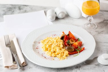 Beyaz mermer zemine izole edilmiş, içi ıspanaklı, kiraz domatesli omlet ve taze portakal suyu. Ev yapımı yemek. Lezzetli bir kahvaltı. Seçici odaklanma. Hotizontal fotoğraf.