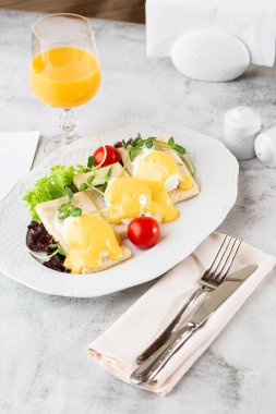 Beyaz mermer arka planda izole edilmiş ekşi ekmek üzeri sebzeli haşlanmış yumurta. Ev yapımı yemek. Lezzetli bir kahvaltı. Seçici odaklanma. Üst görünüm.