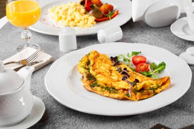 Peynirli omlet, vişneli domates ve beyaz mermer arka planda izole edilmiş ekşi ekmek. Ev yapımı yemek. Lezzetli bir kahvaltı. Seçici odaklanma. Hotizontal fotoğraf.