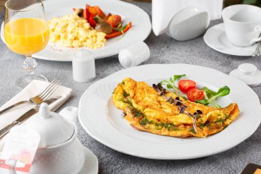 Peynirli omlet, vişneli domates ve beyaz mermer arka planda izole edilmiş ekşi ekmek. Ev yapımı yemek. Lezzetli bir kahvaltı. Seçici odaklanma. Hotizontal fotoğraf.
