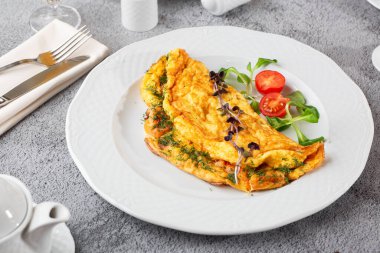 Peynirli omlet, vişneli domates ve beyaz mermer arka planda izole edilmiş ekşi ekmek. Ev yapımı yemek. Lezzetli bir kahvaltı. Seçici odaklanma. Hotizontal fotoğraf.