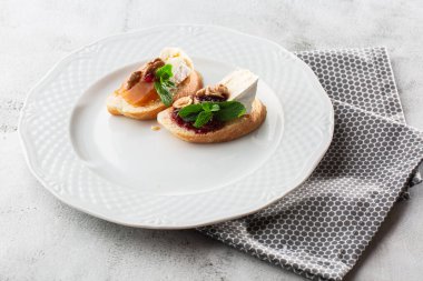 Sebzeli sebze. Vişneli domatesle, krem peynirle başlayın. Chorizo ve fırında domatesli lezzetli atıştırmalıklar. Yemek kompozisyonu, lezzetli İtalyan yemeği. Peynirli ekmek