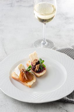 Sebzeli sebze. Vişneli domatesle, krem peynirle başlayın. Chorizo ve fırında domatesli lezzetli atıştırmalıklar. Yemek kompozisyonu, lezzetli İtalyan yemeği. Peynirli ekmek