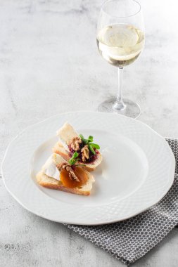 Sebzeli sebze. Vişneli domatesle, krem peynirle başlayın. Chorizo ve fırında domatesli lezzetli atıştırmalıklar. Yemek kompozisyonu, lezzetli İtalyan yemeği. Peynirli ekmek