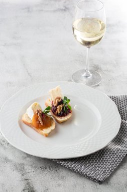 Sebzeli sebze. Vişneli domatesle, krem peynirle başlayın. Chorizo ve fırında domatesli lezzetli atıştırmalıklar. Yemek kompozisyonu, lezzetli İtalyan yemeği. Peynirli ekmek