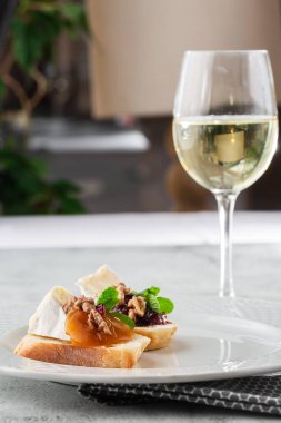 Sebzeli sebze. Vişneli domatesle, krem peynirle başlayın. Chorizo ve fırında domatesli lezzetli atıştırmalıklar. Yemek kompozisyonu, lezzetli İtalyan yemeği. Peynirli ekmek