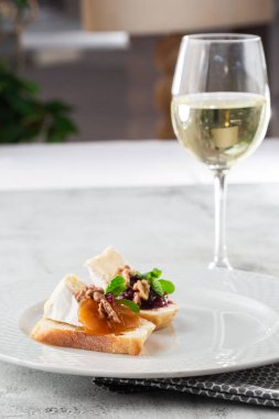 Sebzeli sebze. Vişneli domatesle, krem peynirle başlayın. Chorizo ve fırında domatesli lezzetli atıştırmalıklar. Yemek kompozisyonu, lezzetli İtalyan yemeği. Peynirli ekmek