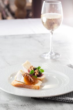 Sebzeli sebze. Vişneli domatesle, krem peynirle başlayın. Chorizo ve fırında domatesli lezzetli atıştırmalıklar. Yemek kompozisyonu, lezzetli İtalyan yemeği. Peynirli ekmek