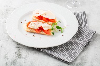 Sebzeli sebze. Vişneli domatesle, krem peynirle başlayın. Chorizo ve fırında domatesli lezzetli atıştırmalıklar. Yemek kompozisyonu, lezzetli İtalyan yemeği. Peynirli ekmek