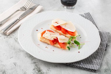 Sebzeli sebze. Vişneli domatesle, krem peynirle başlayın. Chorizo ve fırında domatesli lezzetli atıştırmalıklar. Yemek kompozisyonu, lezzetli İtalyan yemeği. Peynirli ekmek