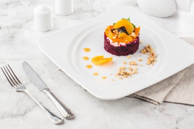 Pancar salatası ve gözlüklü yumuşak peynir. Kürk mantonun altında porsiyon salata sosu. Rus mutfağının klasik salatası. Ringa, patates, havuç, pancar ve mayonez tabağı..