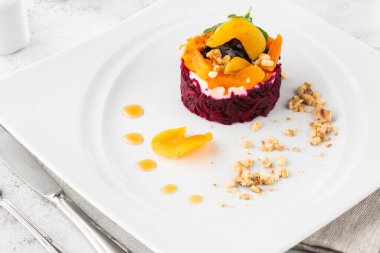 Pancar salatası ve gözlüklü yumuşak peynir. Kürk mantonun altında porsiyon salata sosu. Rus mutfağının klasik salatası. Ringa, patates, havuç, pancar ve mayonez tabağı..