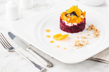 Pancar salatası ve gözlüklü yumuşak peynir. Kürk mantonun altında porsiyon salata sosu. Rus mutfağının klasik salatası. Ringa, patates, havuç, pancar ve mayonez tabağı..