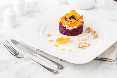 Pancar salatası ve gözlüklü yumuşak peynir. Kürk mantonun altında porsiyon salata sosu. Rus mutfağının klasik salatası. Ringa, patates, havuç, pancar ve mayonez tabağı..