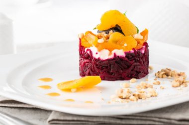 Pancar salatası ve gözlüklü yumuşak peynir. Kürk mantonun altında porsiyon salata sosu. Rus mutfağının klasik salatası. Ringa, patates, havuç, pancar ve mayonez tabağı..