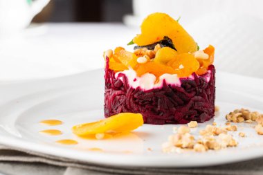 Pancar salatası ve gözlüklü yumuşak peynir. Kürk mantonun altında porsiyon salata sosu. Rus mutfağının klasik salatası. Ringa, patates, havuç, pancar ve mayonez tabağı..