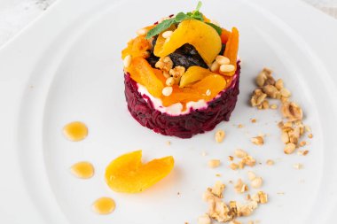 Pancar salatası ve gözlüklü yumuşak peynir. Kürk mantonun altında porsiyon salata sosu. Rus mutfağının klasik salatası. Ringa, patates, havuç, pancar ve mayonez tabağı..