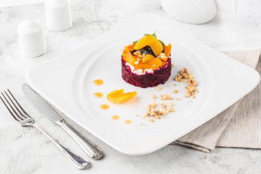 Pancar salatası ve gözlüklü yumuşak peynir. Kürk mantonun altında porsiyon salata sosu. Rus mutfağının klasik salatası. Ringa, patates, havuç, pancar ve mayonez tabağı..