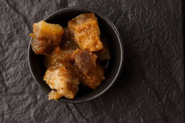 Tipik Ukrayna çanak polenta - peynir ve domuz yağı ile Banosh. Ukrayna mutfağı. pastırma ile mısır lapası, çatırtıve ahşap arka plan tabakta peynir Mısır lapası.