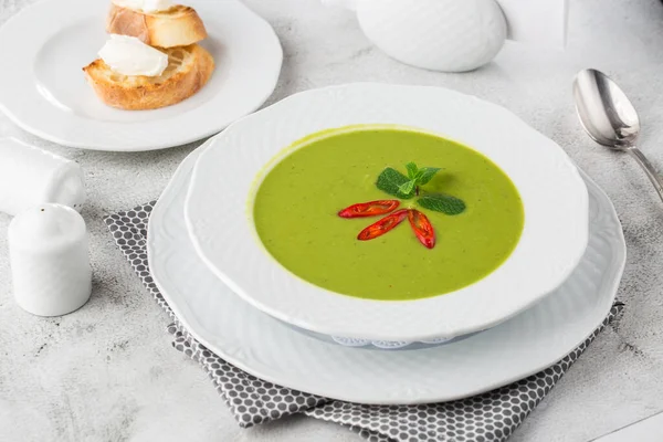 Grön gräddsoppa av spenat och broccoli. Med tillsats av parmesan och krutonger. En vit marmor bakgrund. Föreställning hälsosam mat och kost. Färsk hemlagad grädde av spenatsoppa i rustika skålar. — Stockfoto