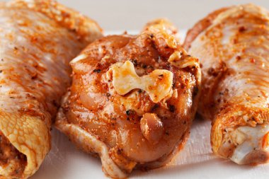 Beyaz arka planda çiğ but. Tavuk bacağı. Çiğ tavuk marine edilmiş bacakları. Üst Manzara. Yemek Geçmişi. Yemek içeriği. Pişmemiş et. Et dükkanı konsepti.