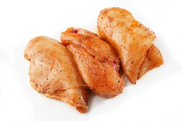 Salamura edilmiş fileto beyaz arka planda izole edilmiş. Çiğ tavuk göğsü filetosu. Kopyalama alanı olan üst görünüm. Çiğ tavuk göğsü ile düz kompozisyon. Mesaj için yer var. Et dükkanı.