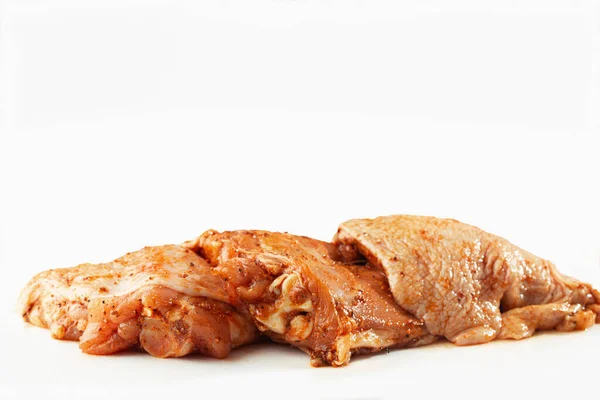 Taş masanın üzerinde kemiksiz tavuk butları var. Çiğ tavuk salamura edilmiş but. Tepenin manzarası. Yemek Geçmişi. Uzayı kopyala Yemek içeriği. Et dükkanı.