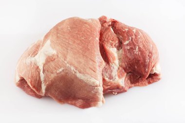 Beyaz arka planda domuz filetosu dilimler. Çiğ domuz eti. Et dükkanı ve çiftlik reklamı. Çeşitli et çeşitleri ve pişirmeye hazır konsept. Üst Manzara. Metin için boşluk