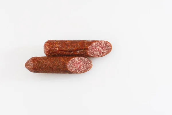 Industrielle Herstellung von Wurst. Geräucherte Wurst auf einem rustikalen Holztisch mit frischen Kräutern und Gewürzen, Naturprodukt aus biologischem Anbau, hergestellt nach traditionellen Methoden. — Stockfoto