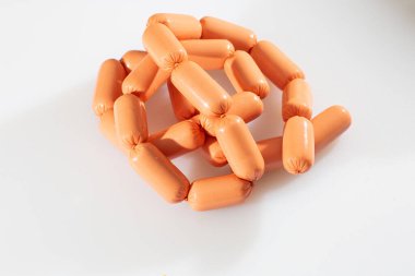 Taze çiğ sosisler beyaz tepede izole edilmiş. Kırpma Yolu dahil. Klasik haşlanmış domuz sosisi dilimleme tahtasında. Çocuklar için atıştırmalık. Et dükkanı ve çiftlik reklamı. Metin için boşluk