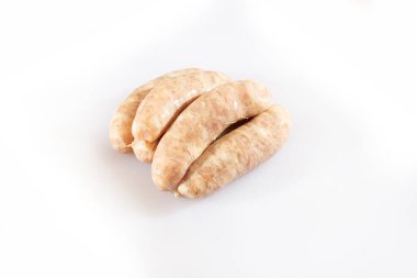 Beyaz arka planda çiğ domuz eti sosisi. Geleneksel Alman ev yapımı sosisleri. Barbekü için lezzetli çiğ et. Et dükkanı ve çiftlik reklamı. Üst Manzara. Metin için boşluk