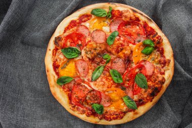 Tahta masada nefis sıcak ev yapımı pizza. Pizza, pepperonili, peynirli, domates soslu ve fesleğenli taze ev yapımı pizza. Yatay