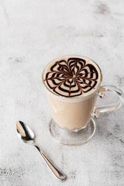 Süt, rom, tarçın ve parlak mermer arka planda çırpılmış kremayla kaplı çikolatalı cam bardakta geleneksel kış içkisi. Genel görünüm, kopyalama alanı. Kafe menüsü reklamı. Kahve.