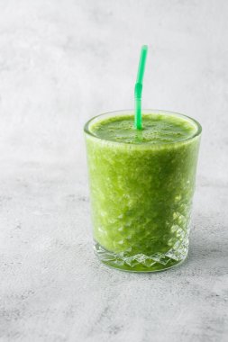 Sağlıklı bir yaşam tarzı ıspanak, yeşil elma, salatalık ve parlak mermer zeminde izole edilmiş yulaf ezmesi için meyve ve sebzelerden taze yeşil smoothie. Genel görünüm, kopyalama alanı. Kafe reklamı.