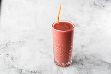 Berry smoothie ya da ahududu pembesi, parlak mermer arka planda kırmızı milkshake. Genel görünüm, kopyalama alanı. Milkshake kafe menüsü reklamı. Kahve dükkanı menüsü. Yatay fotoğraf.