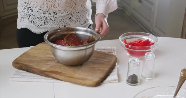 Γυναικεία χέρια σεφ ρίχνει ελαιόλαδο σε ωμό κρέας σε ξύλινη σανίδα σε μια σύγχρονη κουζίνα. Ακολουθεί κάμερα που ρίχνει ελαιόλαδο. Ετοιμάστε κρέας. Υγιεινή τροφή. Τραβήχτηκε σε 6k Blackmagic κάμερα. — Αρχείο Βίντεο