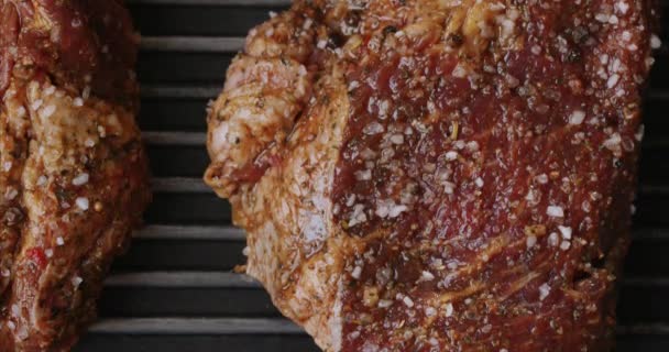 Vista ravvicinata di succose fette cotte di carne con fiamme. ricetta originale del piatto. Cucina professionale, ricetta alimentare, cucina. Orizzontale. Girato sulla macchina fotografica 6k Blackmagic. Vista dall'alto . — Video Stock