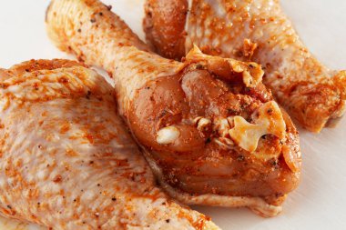 Beyaz arka planda çiğ but. Tavuk bacağı. Çiğ tavuk marine edilmiş bacakları. Üst Manzara. Yemek Geçmişi. Yemek içeriği. Pişmemiş et. Et dükkanı konsepti.