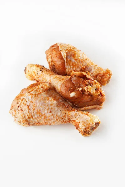 Beyaz arka planda çiğ but. Tavuk bacağı. Çiğ tavuk marine edilmiş bacakları. Üst Manzara. Yemek Geçmişi. Yemek içeriği. Pişmemiş et. Et dükkanı konsepti.