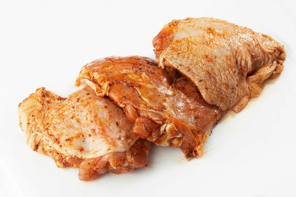 Taş masanın üzerinde kemiksiz tavuk butları var. Çiğ tavuk salamura edilmiş but. Tepenin manzarası. Yemek Geçmişi. Uzayı kopyala Yemek içeriği. Et dükkanı.