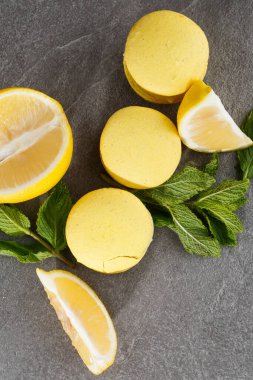 Fransız kurabiyeleri izole edilmiş. Seçici odaklanma. Limonlu ve nane arkaplanlı güzel sarı badem kurabiyeleri. Güzel bir düzenleme. Düz yerde, üst tarafta. Makro fotoğraf.