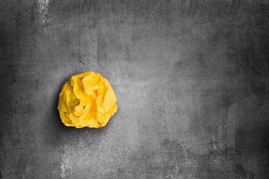 buruşuk sarı kağıt topu