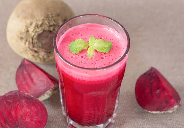 Свекольный сок в стакане со свекловичными овощами — стоковое фото