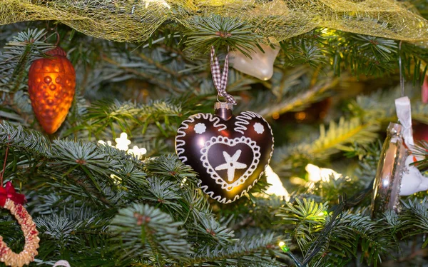 Cuore a forma di decorazione palla di Natale — Foto Stock