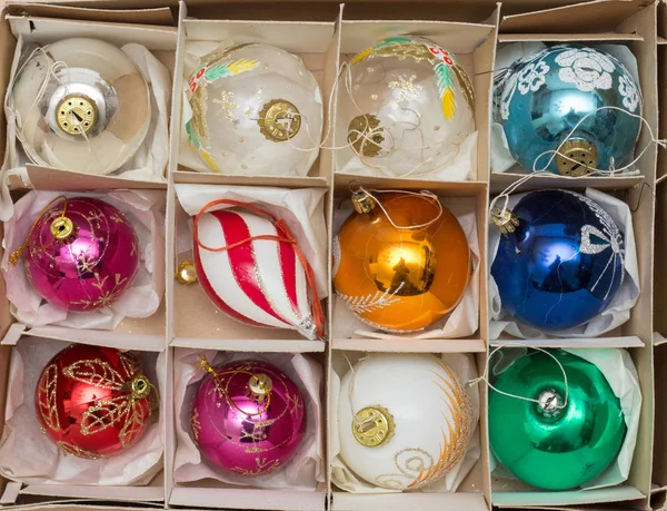 Boîte pleine de boules de Noël — Photo