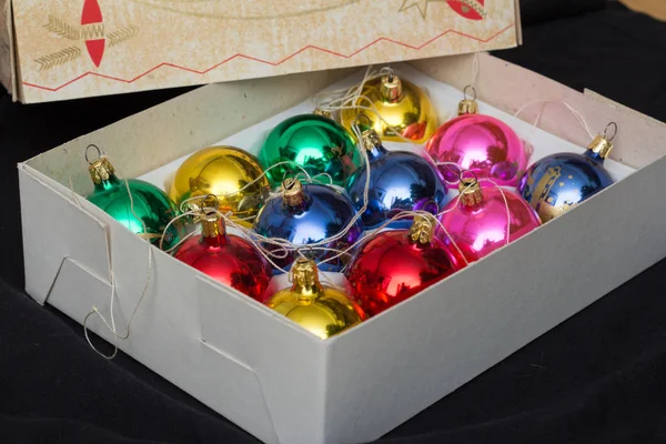 Schachtel voller Weihnachtskugeln — Stockfoto