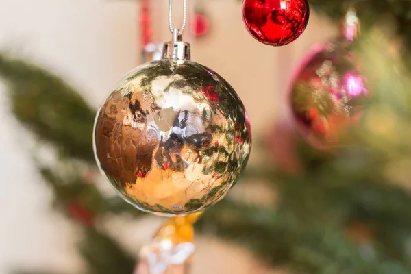 Gros plan de boule de sapin de Noël accrochée à la branche — Photo