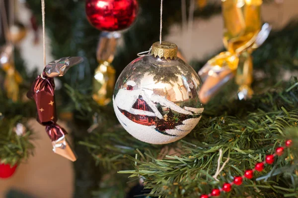 Weihnachtskugel hängt am Weihnachtsbaum — Stockfoto